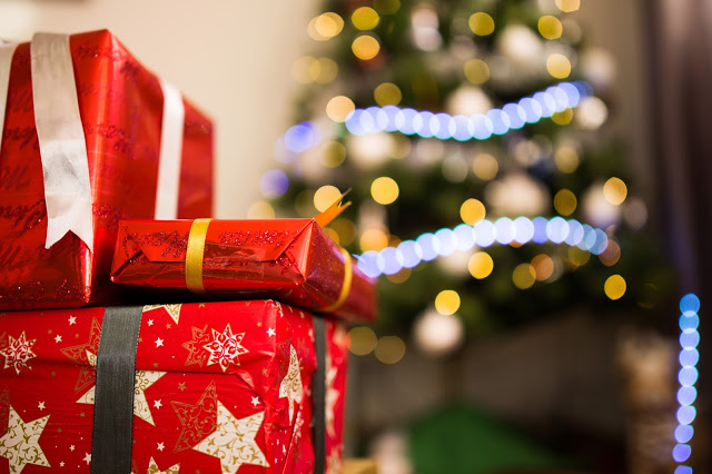 saving money on Christmas shopping