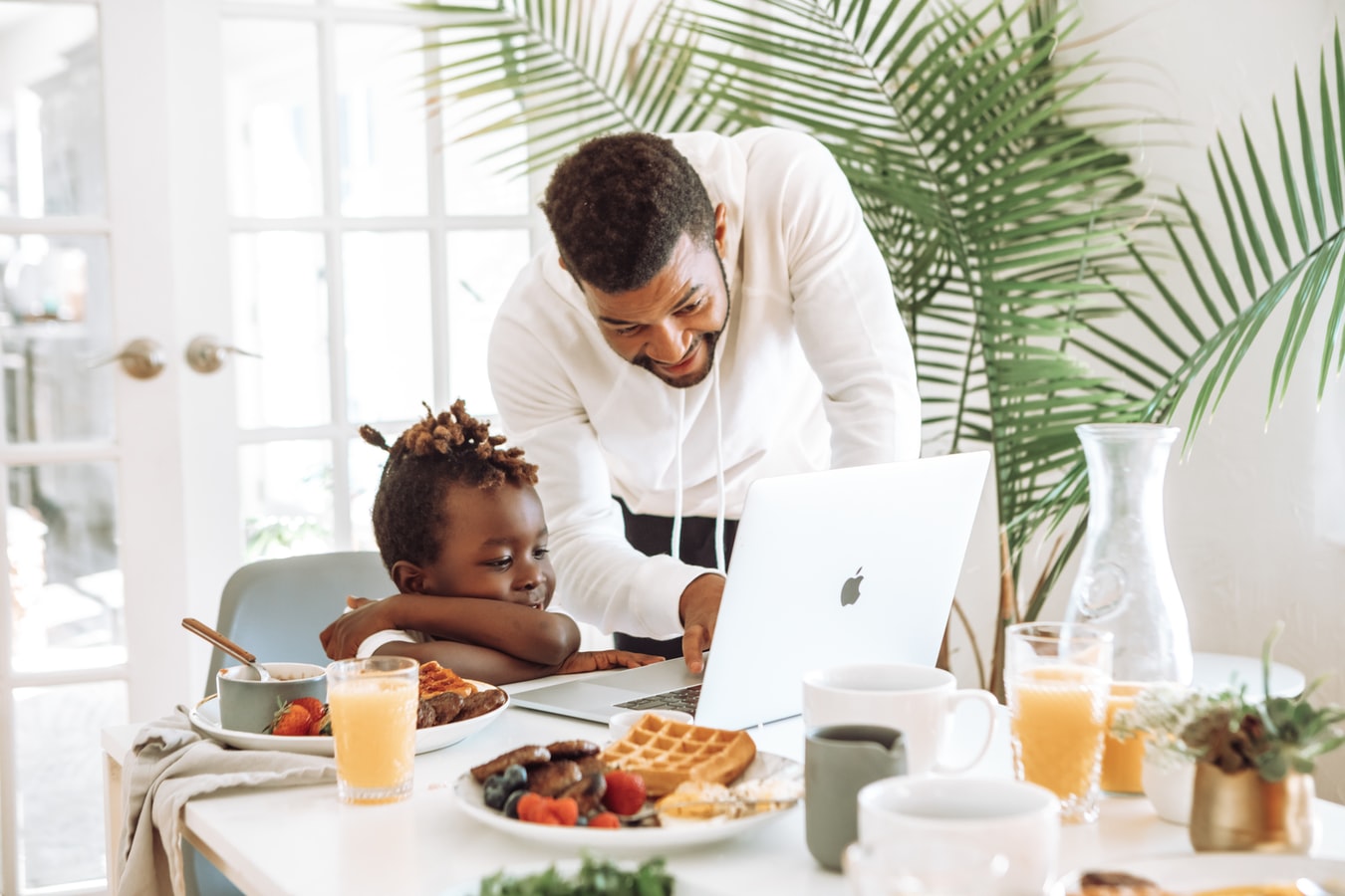 Teleworking: How to manage to work from home as a parent