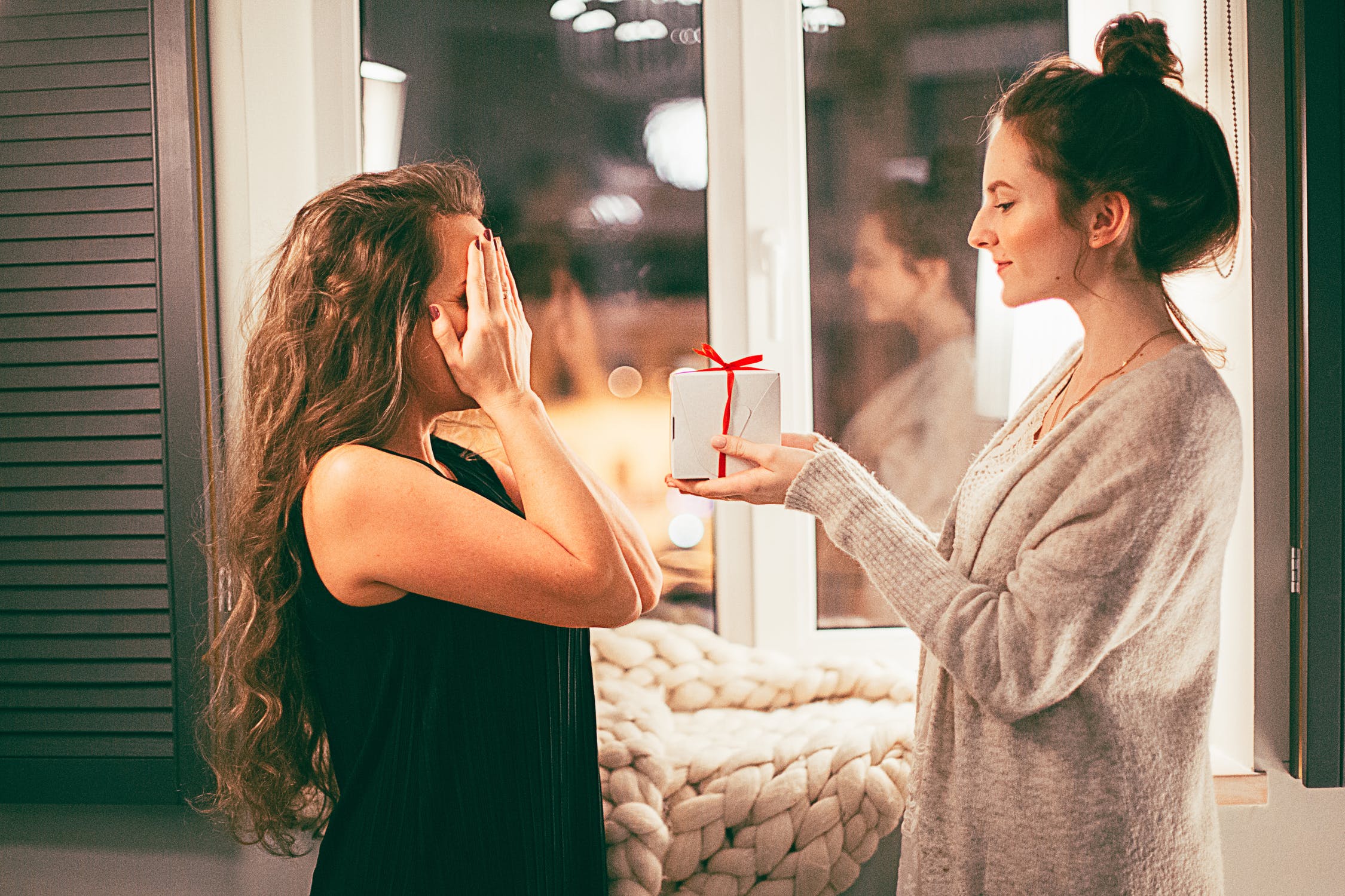 A Gift Guide for Your Friend Who Loves to Travel